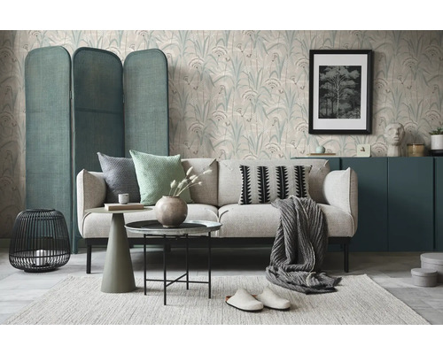 Wohnzimmer mit Sofa, Raumteiler, Couchtisch und dekorativen Elementen für eine gemütliche Atmosphäre.