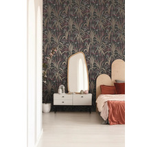 Schlafzimmer mit gemusterter Tapete, Kommode und Spiegel