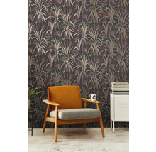 Dekoratives Zimmer mit gemusterter Tapete, Sessel und Beistelltisch