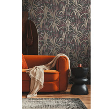 Dekoratives Wohnzimmer mit floraler Tapete, Sofa und Beistelltisch