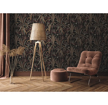 Dekoratives Wohnzimmer mit gemusterter Tapete, Stehlampe, Sessel und Holzboden