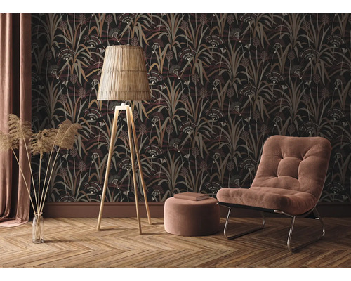 Dekoratives Wohnzimmer mit gemusterter Tapete, Stehlampe, Sessel und Holzboden