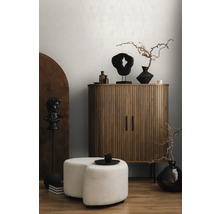 Wohnzimmer mit Kommode, Skulpturen und Wandtapete