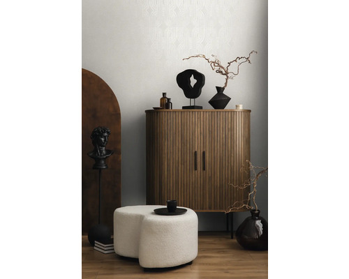 Wohnzimmer mit Kommode, Skulpturen und Wandtapete