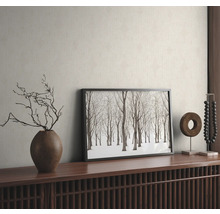 Dekoratives Wohnzimmer mit gemusterter Tapete, Kommode und Dekoration