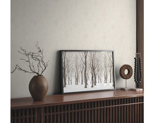 Dekoratives Wohnzimmer mit gemusterter Tapete, Kommode und Dekoration