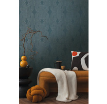 Szene mit gemusterten Tapeten, Beistelltisch, Bank und dekorativen Accessoires für die Raumgestaltung