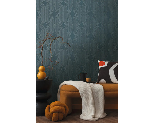 Szene mit gemusterten Tapeten, Beistelltisch, Bank und dekorativen Accessoires für die Raumgestaltung