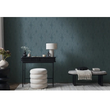 Dekoratives Interieur mit Tapete, Konsole, Lampe und Sitzgelegenheit