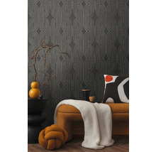 Dekoratives Wohnzimmer mit gemusterter Tapete, Sitzbank und Dekorationen.