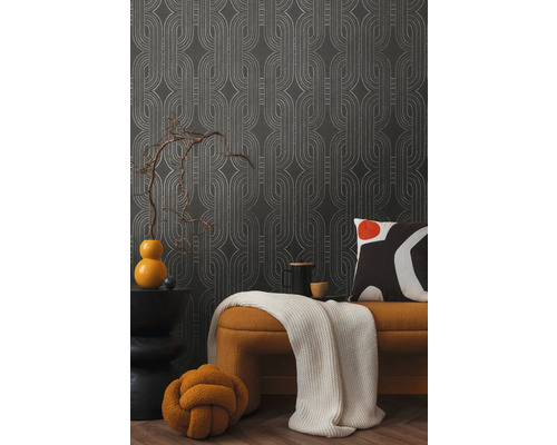 Dekoratives Wohnzimmer mit gemusterter Tapete, Sitzbank und Dekorationen.