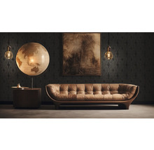 Wohnzimmer mit Ledersofa, Weltkugel-Lampe und Kunstwerk an der Wand