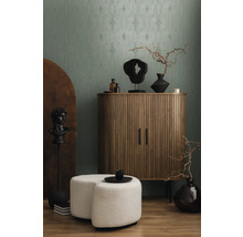 Dekoratives Wohnzimmer mit Holzschrank, Ottomanen und gemusterter Tapete für ein stilvolles Ambiente