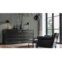 Wohnzimmer mit Kommode, Sesseln und Dekoration für eine stilvolle Einrichtung.