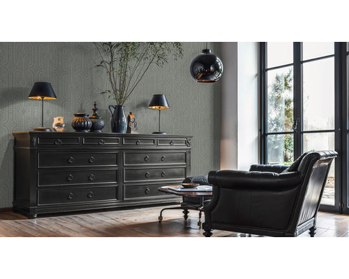 Wohnzimmer mit Kommode, Sesseln und Dekoration für eine stilvolle Einrichtung.