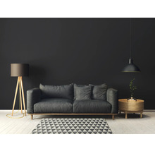 Wohnzimmer mit grauem Sofa, Stehlampe, Pendelleuchte und Teppich