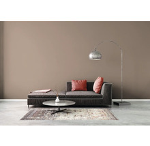 Wohnzimmer mit Sofa, Couchtisch, Teppich und Stehlampe