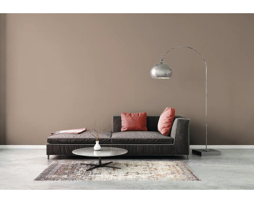 Wohnzimmer mit Sofa, Couchtisch, Teppich und Stehlampe