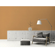 Modernes Wohnzimmer mit Sessel, Stehlampe und Betonkonsole