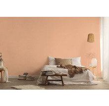 Helles Schlafzimmer mit Bett, Nachttisch und Hängelampe für eine gemütliche Atmosphäre