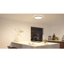 Helle Küche mit runder Deckenleuchte