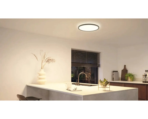Helle Küche mit runder Deckenleuchte