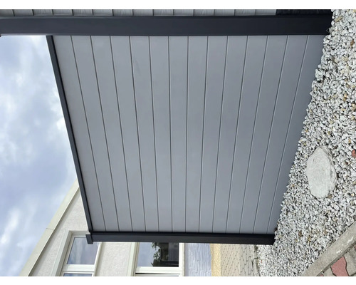 Vue détaillée d''un toit de terrasse avec des lamelles horizontales