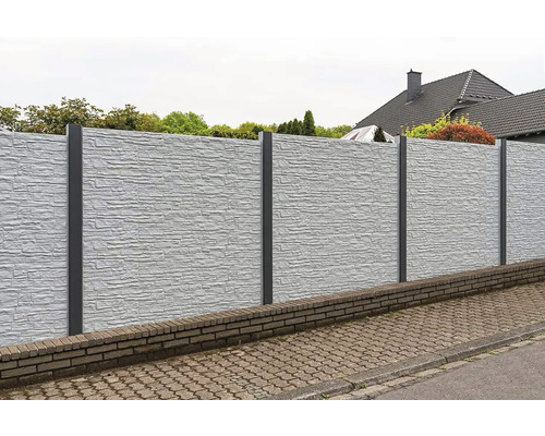 Vue de jardin avec clôture de confidentialité en béton et poteaux métalliques