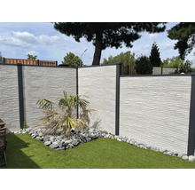 Jardin avec écran d''intimité en béton et gazon synthétique