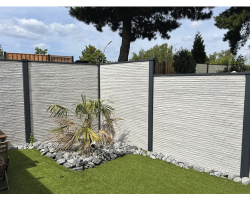 Jardin avec écran d''intimité en béton et gazon synthétique