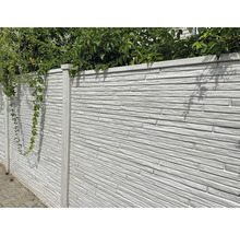 Clôture en béton avec aspect pierre horizontal et végétation