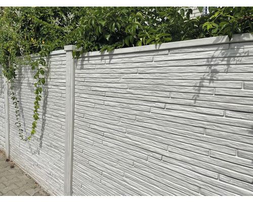 Clôture en béton avec aspect pierre horizontal et végétation