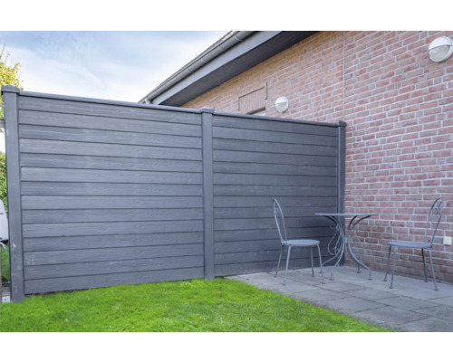 Jardin avec clôture en bois, table de jardin et chaises