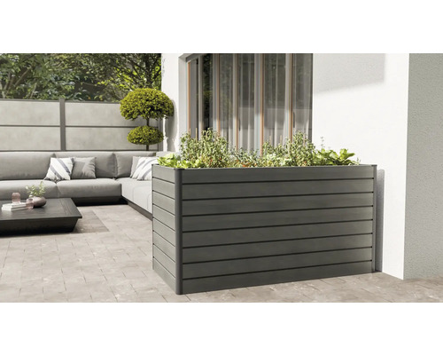 Jardinière en bois composite sur une terrasse avec des plantes