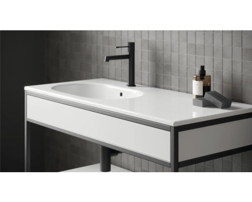 Meuble-lavabo de salle de bain avec lavabo, robinet et produits cosmétiques