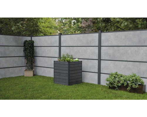 Scène de jardin avec pare-vue, bac à fleurs et plantes vertes sur pelouse