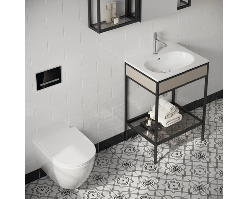 Modernes Badezimmer mit Toilette, Waschtisch mit Handtüchern und Regalen an der Wand vor weißen Fliesen