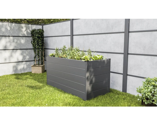 Jardin avec bac surélevé, plantes et éléments de clôture