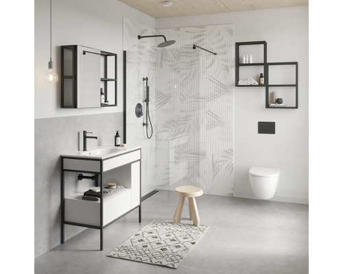 Salle de bain moderne avec douche, lavabo, miroir, toilettes et étagères