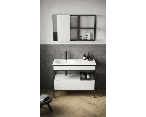 Salle de bains avec meuble sous-lavabo, vasque à poser, robinetterie et armoire de toilette avec étagère