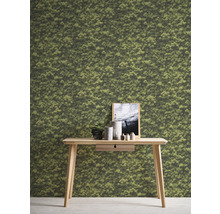 Scène avec papier peint mousse et une table en bois avec décoration