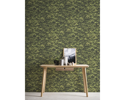 Scène avec papier peint mousse et une table en bois avec décoration