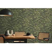 Salle à manger avec papier peint mousse et table en bois