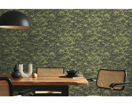 Salle à manger avec papier peint mousse et table en bois