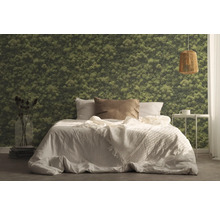 Chambre avec lit, table de chevet, lampe et papier peint imitation mousse