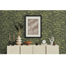 Intérieur décoratif avec mur de mousse, commode et accessoires