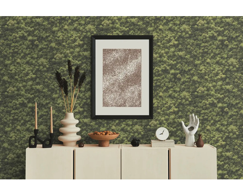 Intérieur décoratif avec mur de mousse, commode et accessoires