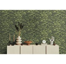 Mur de mousse décoratif avec commode et divers objets de décoration