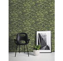 Scène avec mur de mousse, chaise, plante en pot et image encadrée