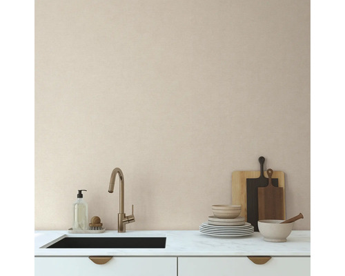 Évier de cuisine avec robinet, liquide vaisselle, vaisselle et planches à découper sur un plan de travail